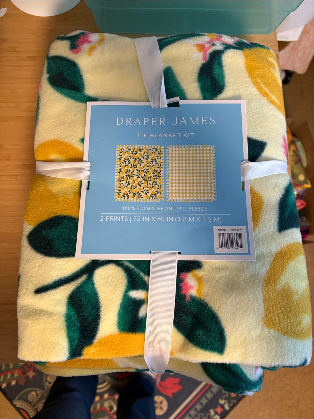 NEW no sew throw/tie blanket kit. Yellow/lemons